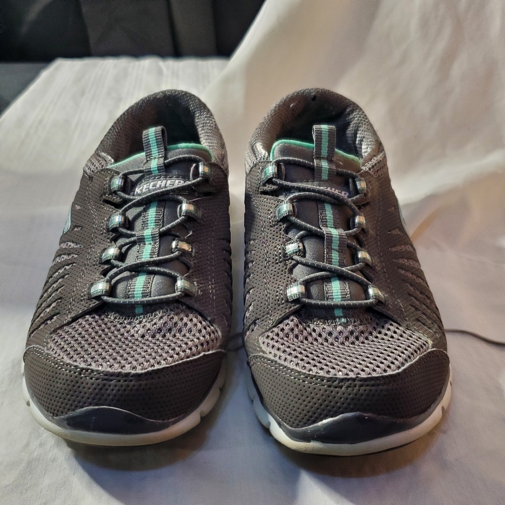 Scetcher tennis shoe